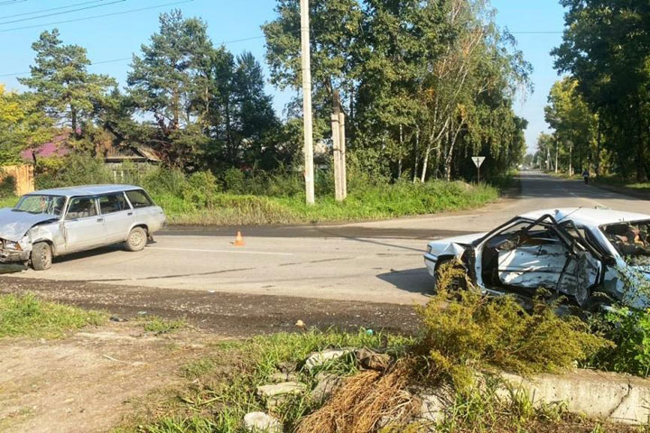 В Черногорске 64-летний водитель на Toyota Sprinter не уступил дорогу автоледи на ВАЗе