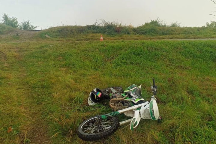Находится в тяжелом состоянии: в Абакане 14-летняя мотоциклистка протаранила авто с прицепом