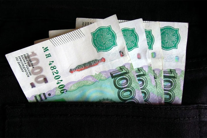В Саяногорске директор предприятия получил штраф из-за долгов 