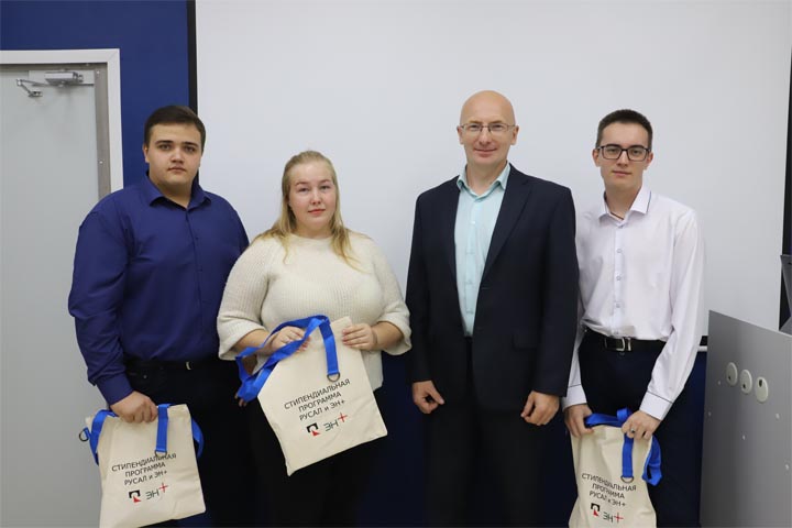 В Саяногорске лучшим студентам вручили именные подарки 