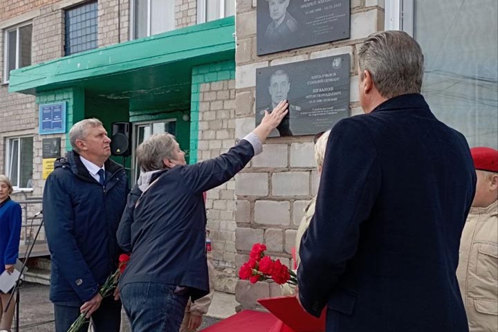 Школьники Алтайского района поклонились павшим