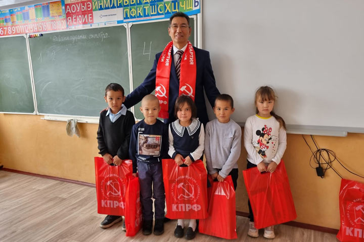 Депутат парламента Хакасии вручил подарки ученикам сельских школ