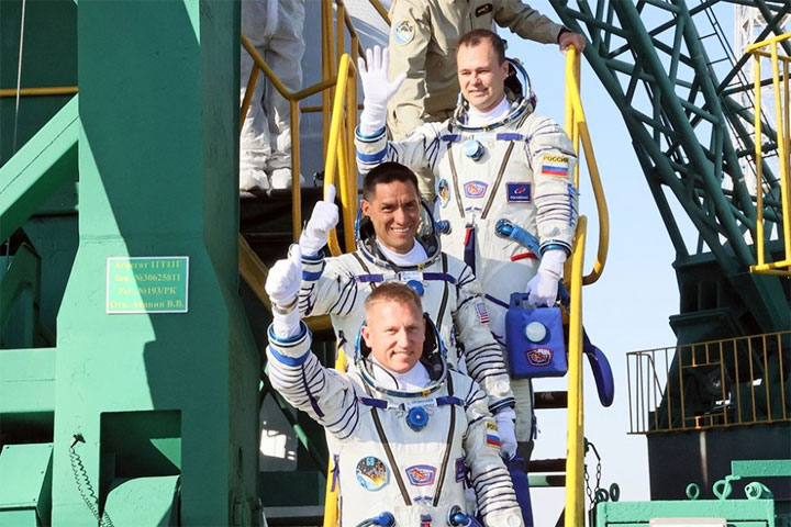 Проработавшие год на МКС двое россиян и американец возвращаются на Землю