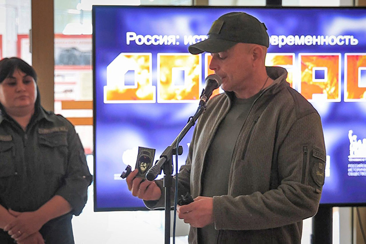 Сергей Сокол передал трофей для выставки «Донбасс - Россия: история и современность»