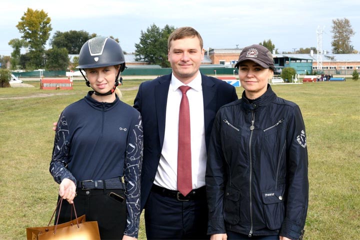 Валентин Коновалов посетил соревнования по конному троеборью