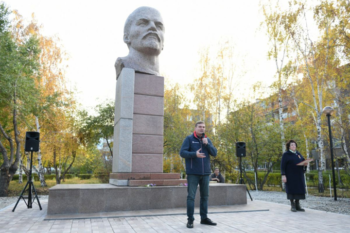 В Саяногорске открыли памятник Владимиру Ленину 