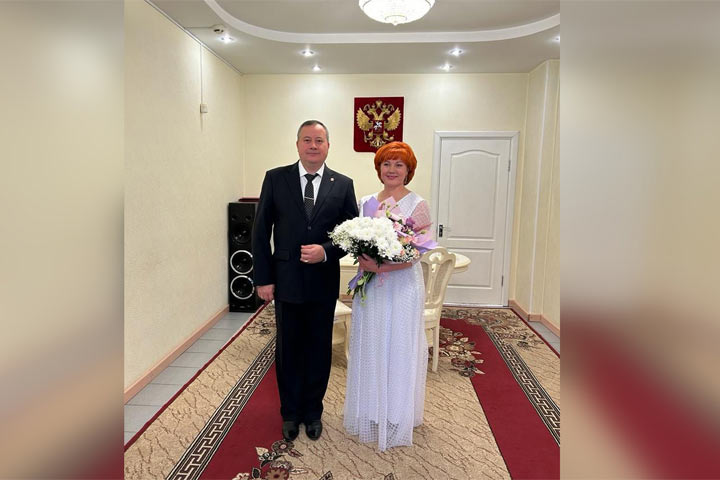 В Саяногорске красивую пару поздравили с серебряной свадьбой