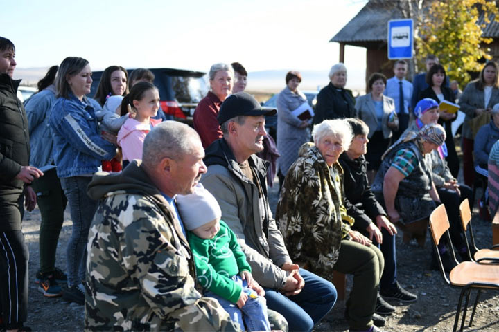 Губернатор Коновалов провел встречу с жителями деревни Ковыльная