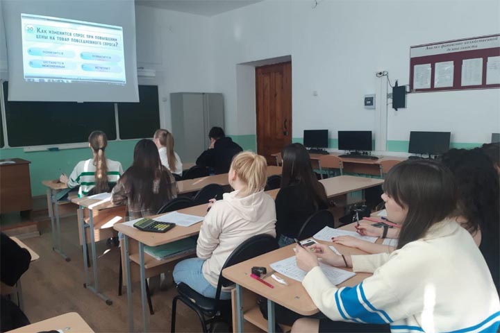Студенты Хакасского политеха приняли участие в экономическом диктанте