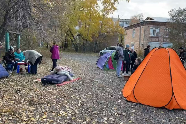 Жители аварийных общежитий в Черногорске разбивают палаточные лагеря