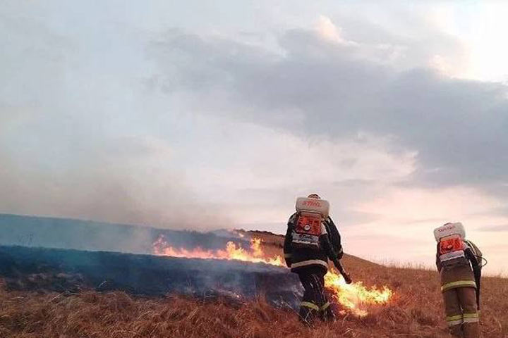 В Хакасии загорелся трактор, перевозивший сено