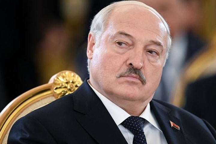Даже не думайте: Лукашенко грозит недругам Беларуси ракетным пальчиком