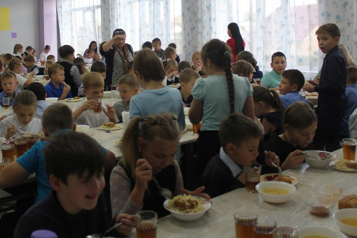 Первоклассники районной школы собрали овощной фреш в тарелке