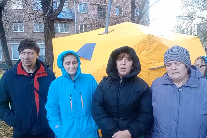 Ночующие в палатках жители черногорского общежития требуют к себе главу Хакасии