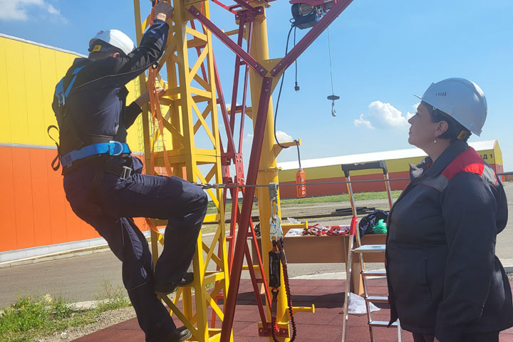 «СУЭК-Хакасия» обучает персонал безопасной работе на высоте
