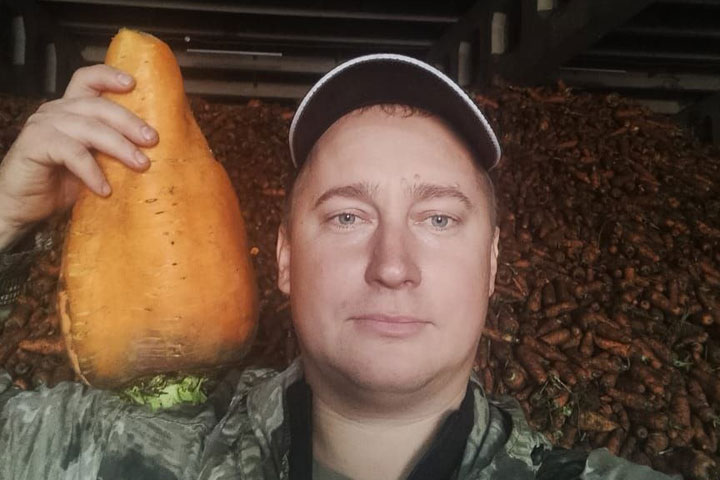 Рядом с Хакасией фермер вырастил гигантскую морковь