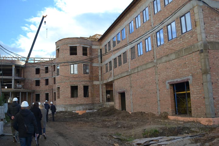 Прокурор Абакана проинспектировал ход строительства корпуса пансионата ветеранов