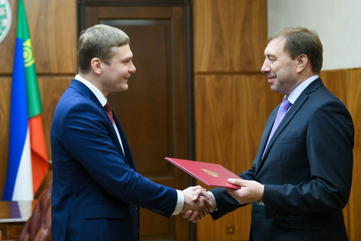 Председатель Верховного суда Хакасии поздравил Валентина Коновалова с избранием на должность