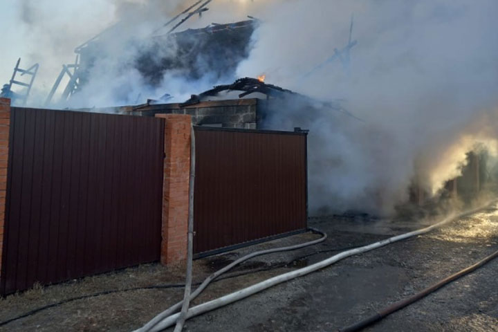 В Саяногорске огонь перекинулся с котельной на гараж  