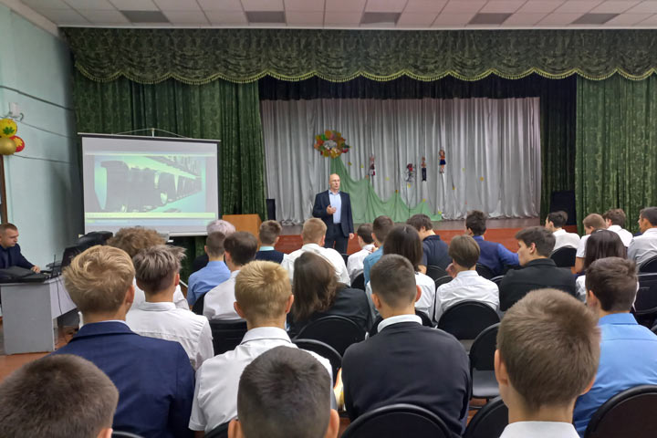 Профориентация: школьники Саяногорска встретились с металлургами