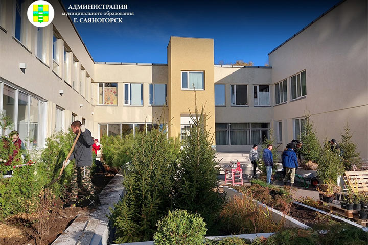 В Хакасии озеленяют Центр досуга и самореализации «Атмосфера» 