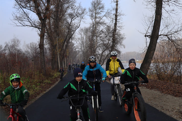 В Абакане участники семейного велопробега с удовольствием прокатились по новой велодорожке