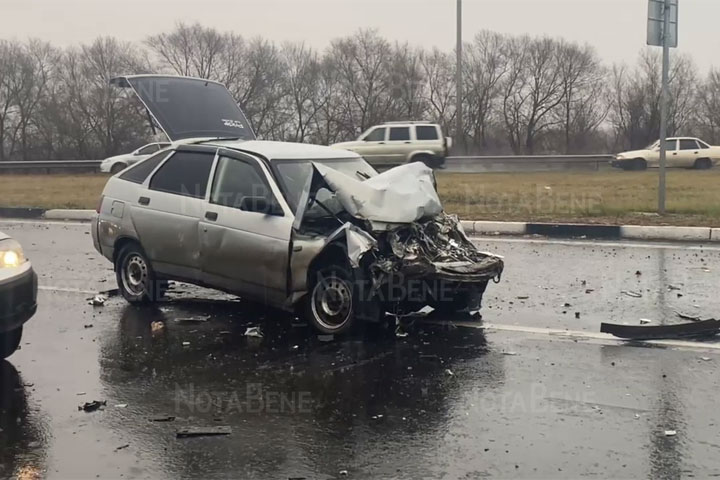 На аэропортовском кольце попал в аварию ВАЗ, который преследовал экипаж ДПС