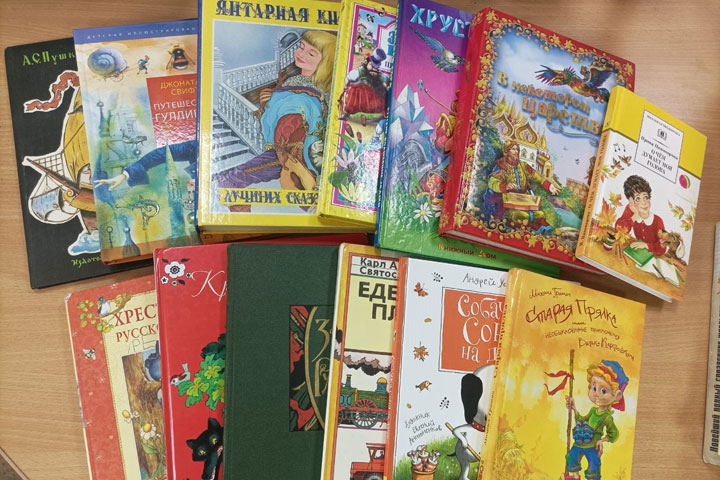 Более 100 книг от ХГУ получат дети новых республик России