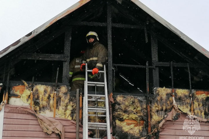 В Саяногорске полностью сгорел частный дом 