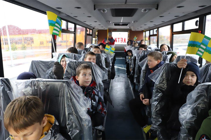В Саяногорске новый спецавтобус передали Центру «Сокол»