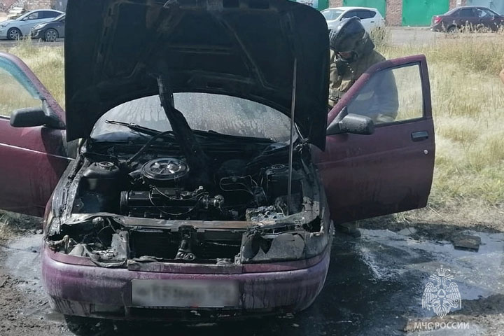 В Черногорске горел автомобиль, а в Усть-Абакане потушили 100-метровый пал 