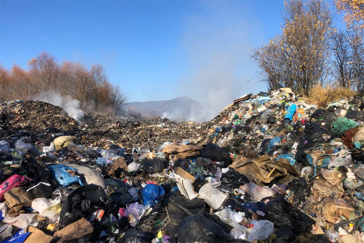 Перевозчик мусора устроил гигантскую свалку рядом с Хакасией