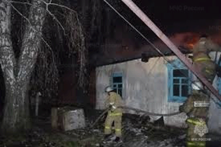 В Аскизском районе загорелся двухквартирный дом