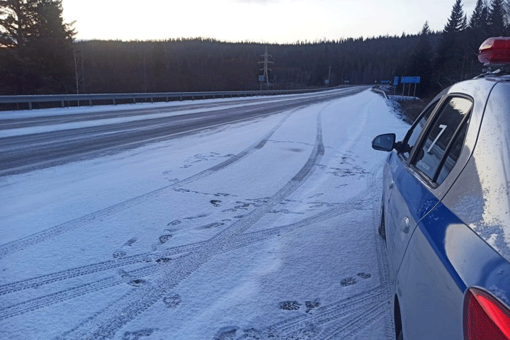 На дороге из Абакана в Красноярск снежный накат