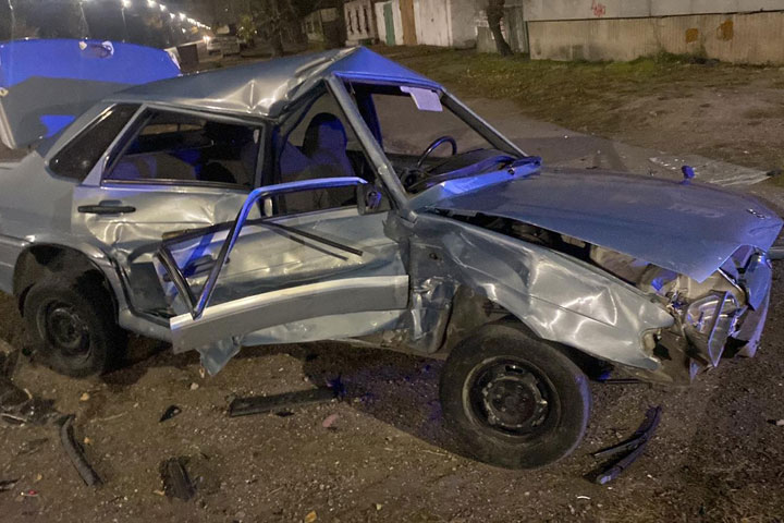 В Черногорске по Мира ВАЗ, не уступивший Honda CR-V, превратился в груду железа 