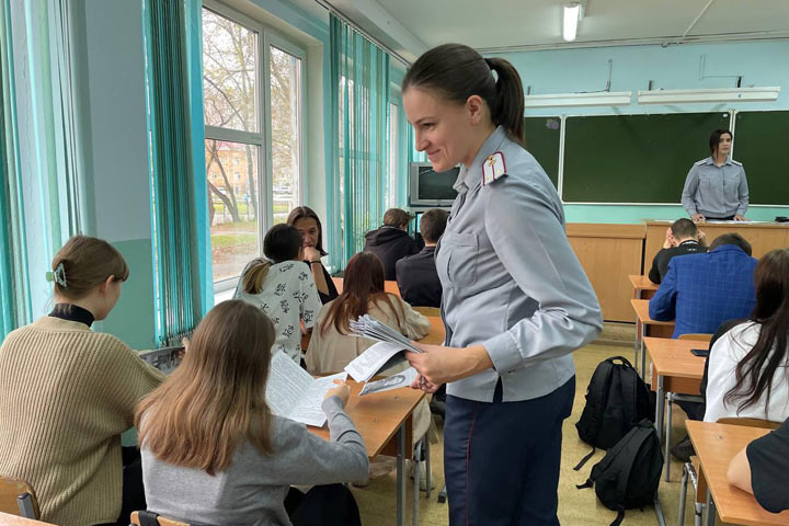 Сотрудники ИК-28 УФСИН провели профориентацию в абаканской школе №12 