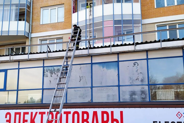 В Саяногорске из-за брошенной сигареты загорелся балкон