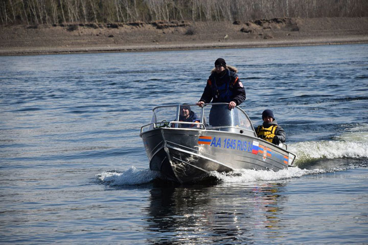 В Ермаковском районе на реке нашли разбитую лодку 