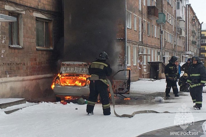 В Хакасии два автомобиля загорелись из-за проводки 