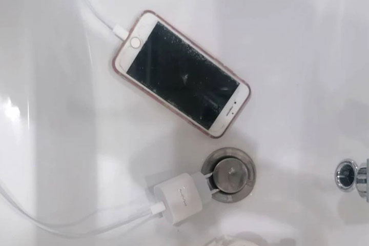 Девочку убило током в ванне из-за телефона на зарядке  