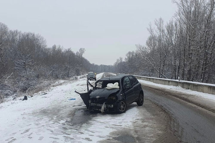 В Абакане на дамбе столкнулись две «Тойоты»