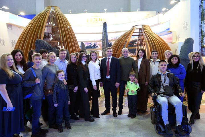 Валентин Коновалов встретился с членами хакасского землячества на выставке-форуме «Россия»