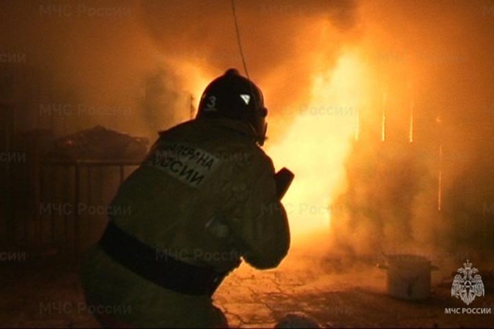 Пожарные в Хакасии ночью тушили многоквартирный дом