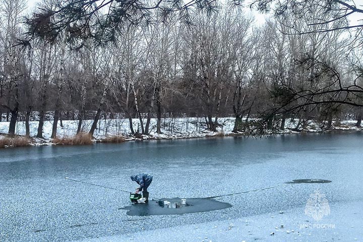 «Первый пошел!»: МЧС по Хакасии опубликовало фото рыбака на тонком льду дрены