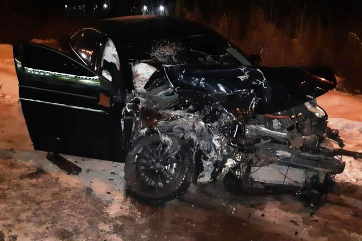 В Абакане у BMW X5 снесло «нос» после столкновения с Ford Mondeo