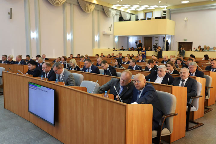 Два месяца новый созыв парламента Хакасии разбирался с назначениямии