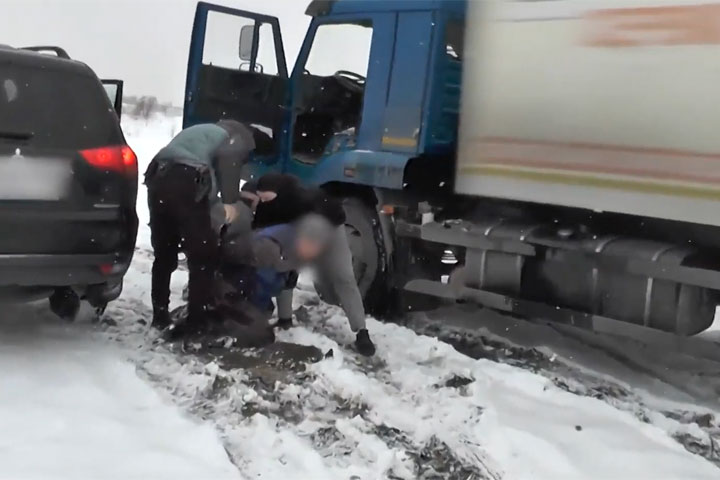 В Алтайском районе поймали воров, сливавших солярку с заправщиков на разрезе