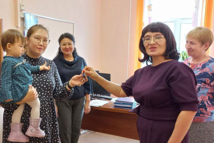 Педиатр детской больницы в Хакасии получила ключи от квартиры