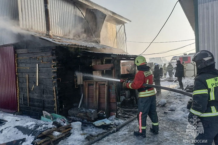 В Чапаево из-за газового баллона сгорел дом