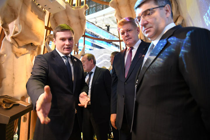  Губернатор Коновалов представил экспозицию Хакасии на выставке «Россия» в Москве